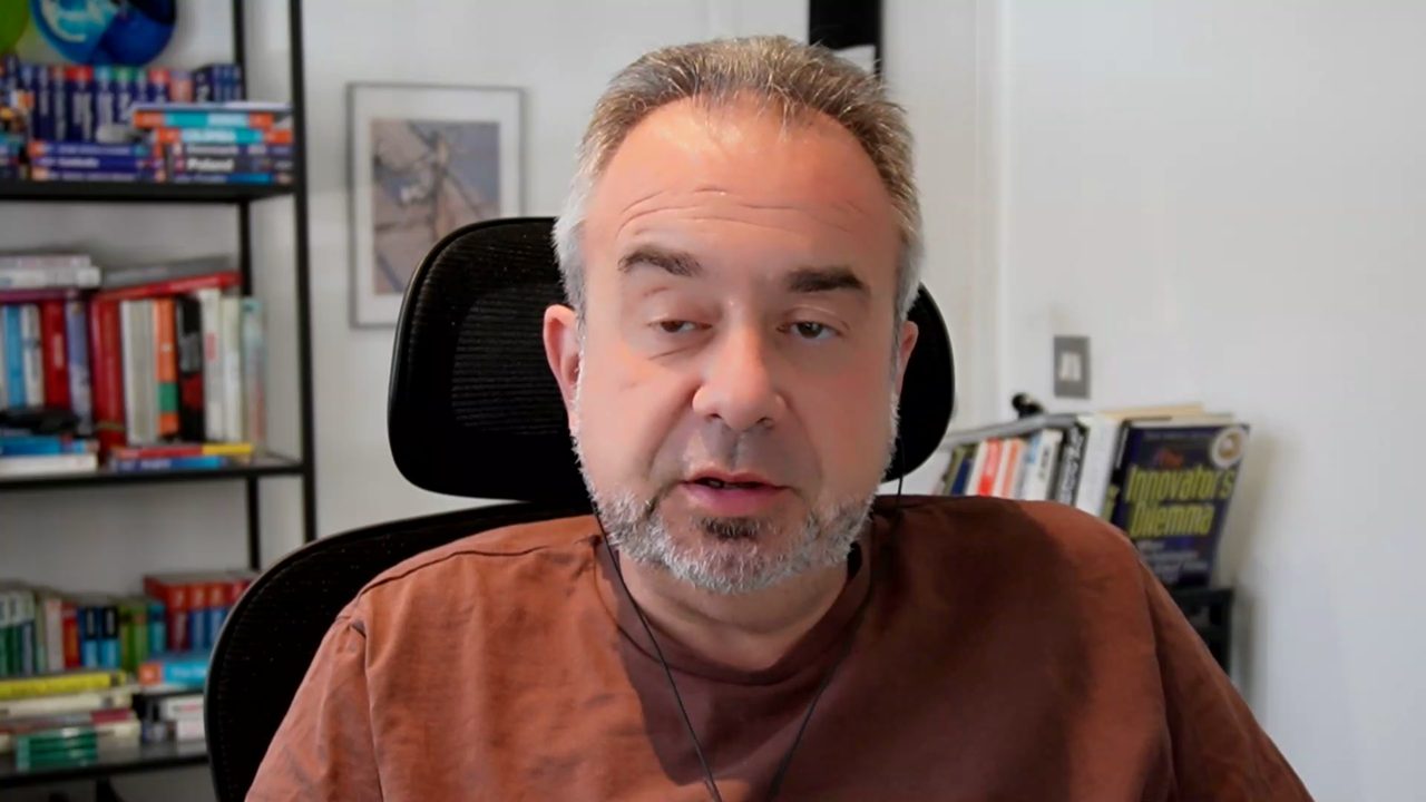 Video still of Dean Bubley speaking to camera about his indoor wireless workshop